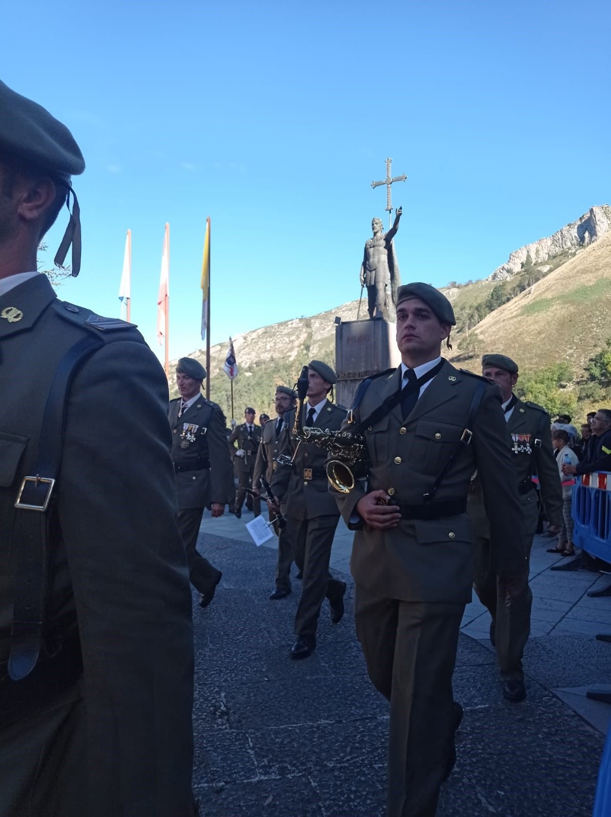 Multitudinaria jura de bandera en Covadonga, con imágenes para la historia en el real sitio