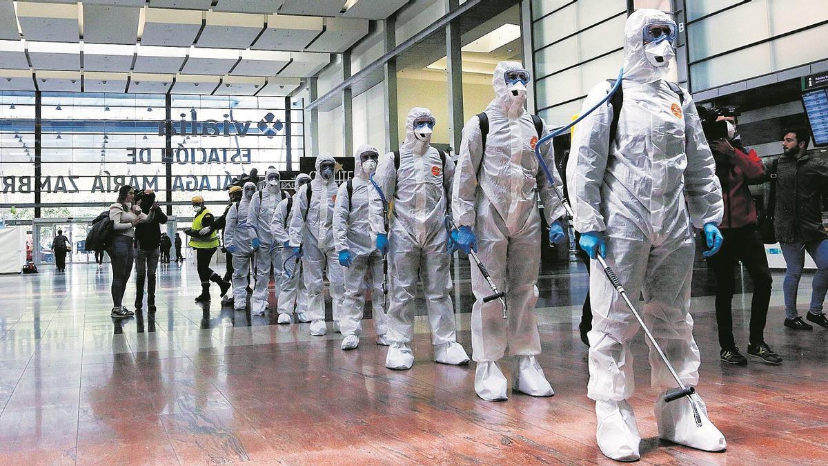 Labores de desinfección de la UME en el centro comercial Vialia en 2020.