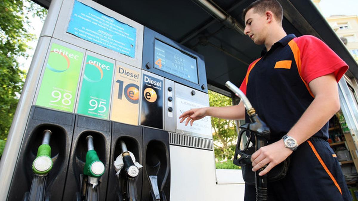 Un trabajador de una gasolinera de Barcelona. RICARD CUGAT