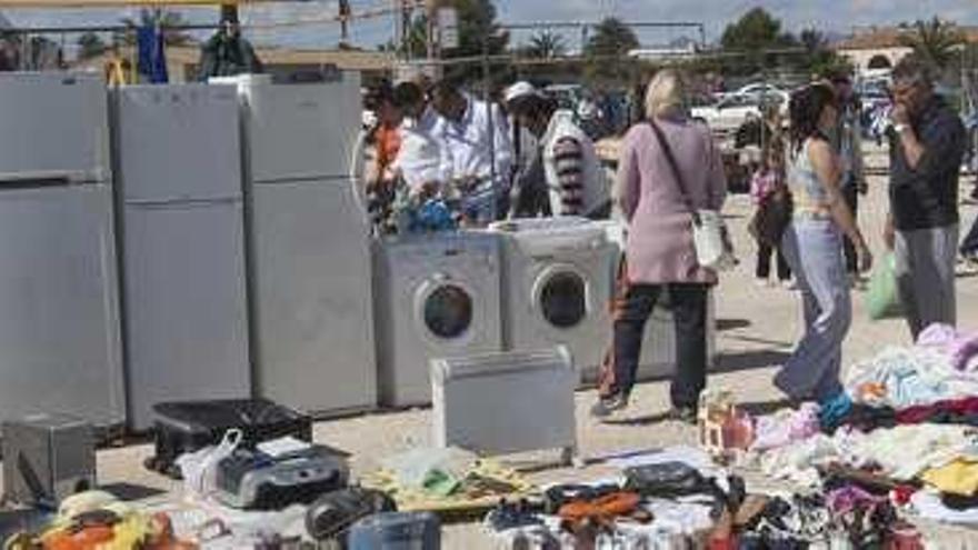 Decenas de comerciantes acuden al mercadillo cada semana.