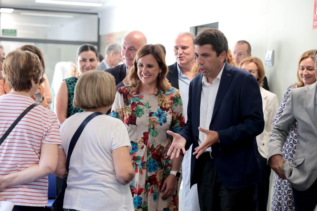 Mazón dialoga con los vecinos y los profesionales del centro.
