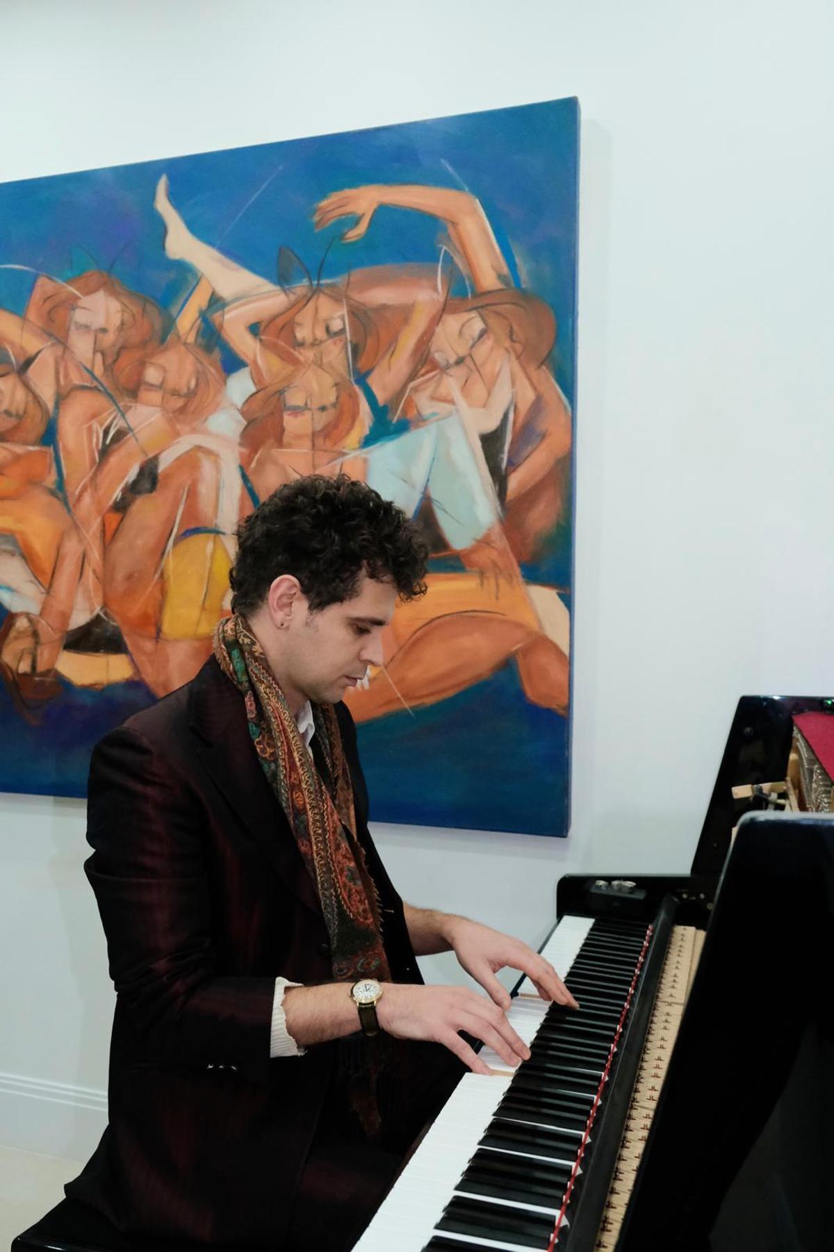 Una actuación musical durante el estreno de la muestra.