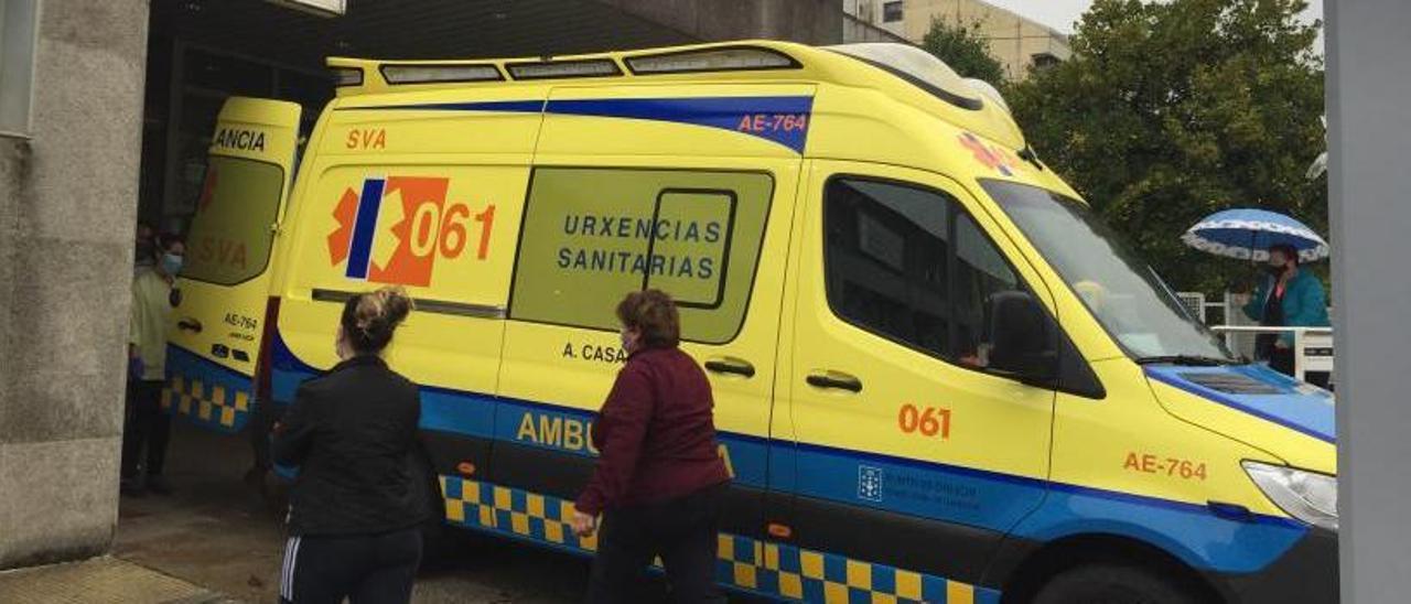 Ambulancia de Soporte Vital Asistencial (SVA) en el centro de salud de Lalín.