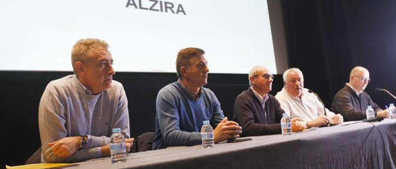 Jenaro Aviñó, Bernardo Ferrer, Cristóbal Aguado y los directivos de AVA-Alzira, Pepe España y Alfredo Garés, en la asamblea.