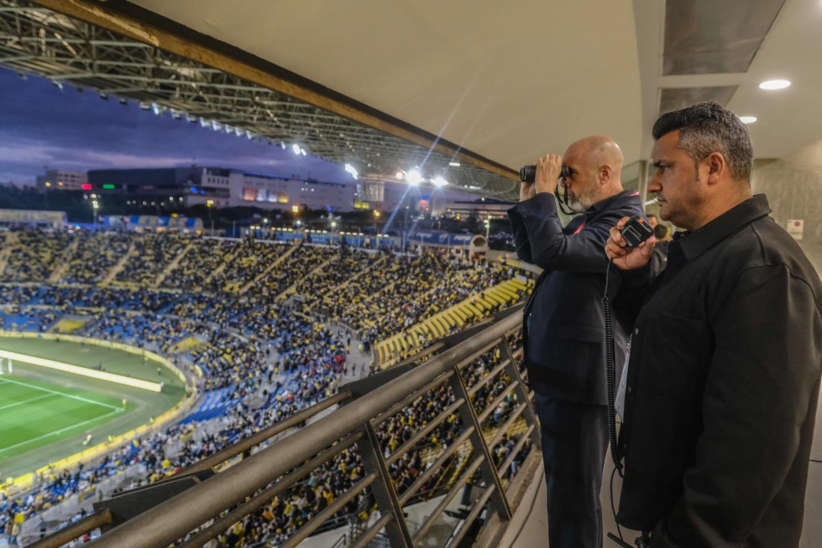 José Antonio Falcón junto a Rayco Blanco durante el dispositivo de seguridad del UD Las Palmas-Deportivo