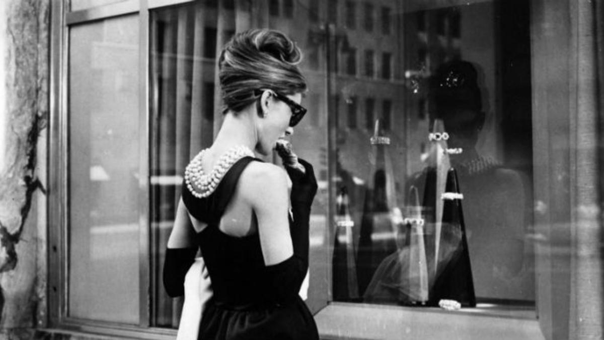 Audrey Hepburn, en la famosa escena de 'Desayuno con diamantes' ante la joyería Tiffany's de Nueva York.