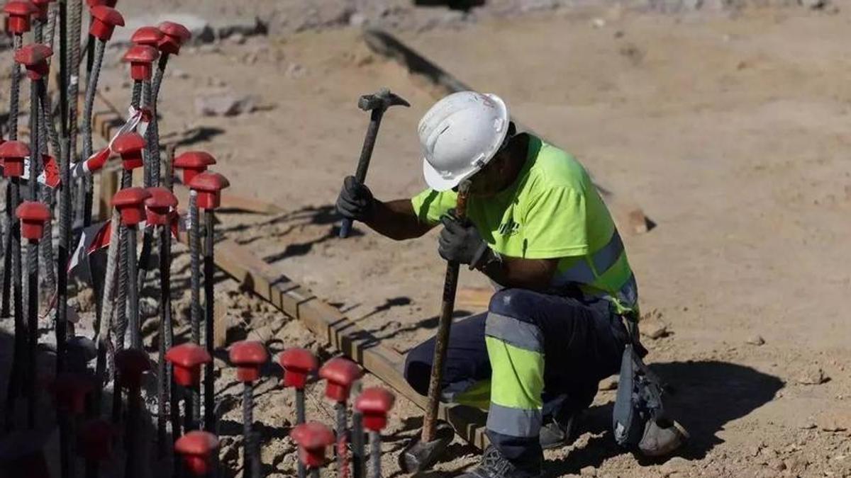 Un trabajador extranjero en una obra.