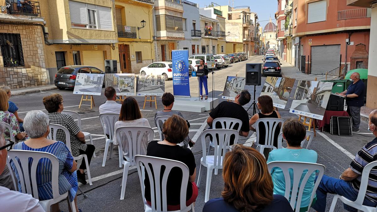 La alcaldesa de la Vall, Tania Baños, durante la presentación del proyecto a los vecinos, este miércoles.