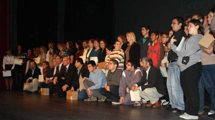 Reconocimiento. Imagen de los homenajeados y de las autoridades, ayer en el Teatro Las Lagunas