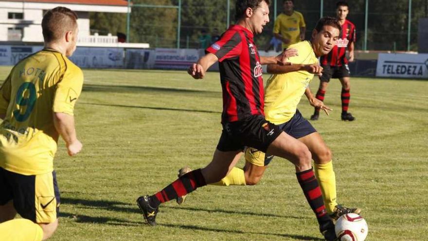 Maceiro, jugador del Lalín, conduce el esférico en un partido anterior. // Benabé/Gutier