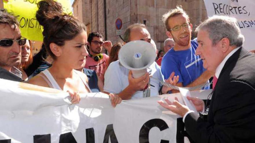 Orihuela celebra el 9 de octubre con más manifestantes e insultos que ciudadanos