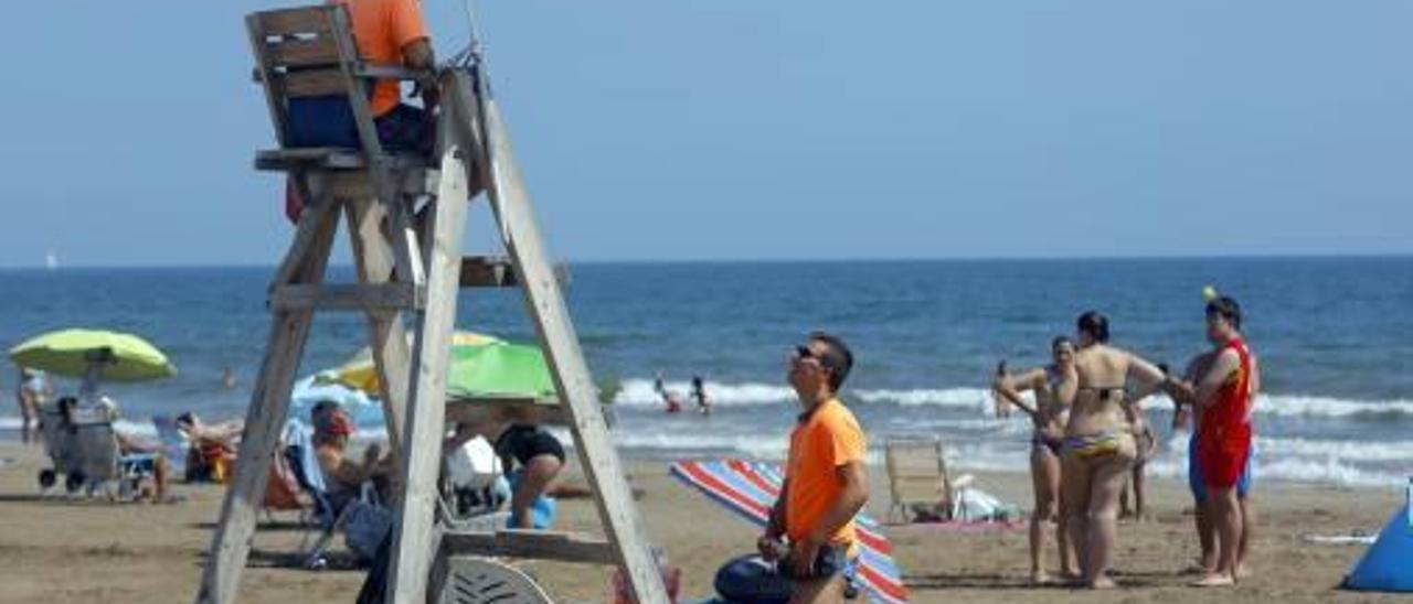 Dos socorristas conversaban ayer en la playa de la Patacona.