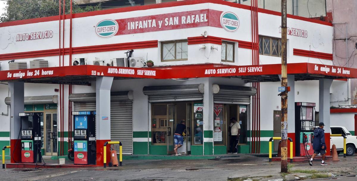 Una estación de servicio este lunes en La Habana (Cuba). | EFE