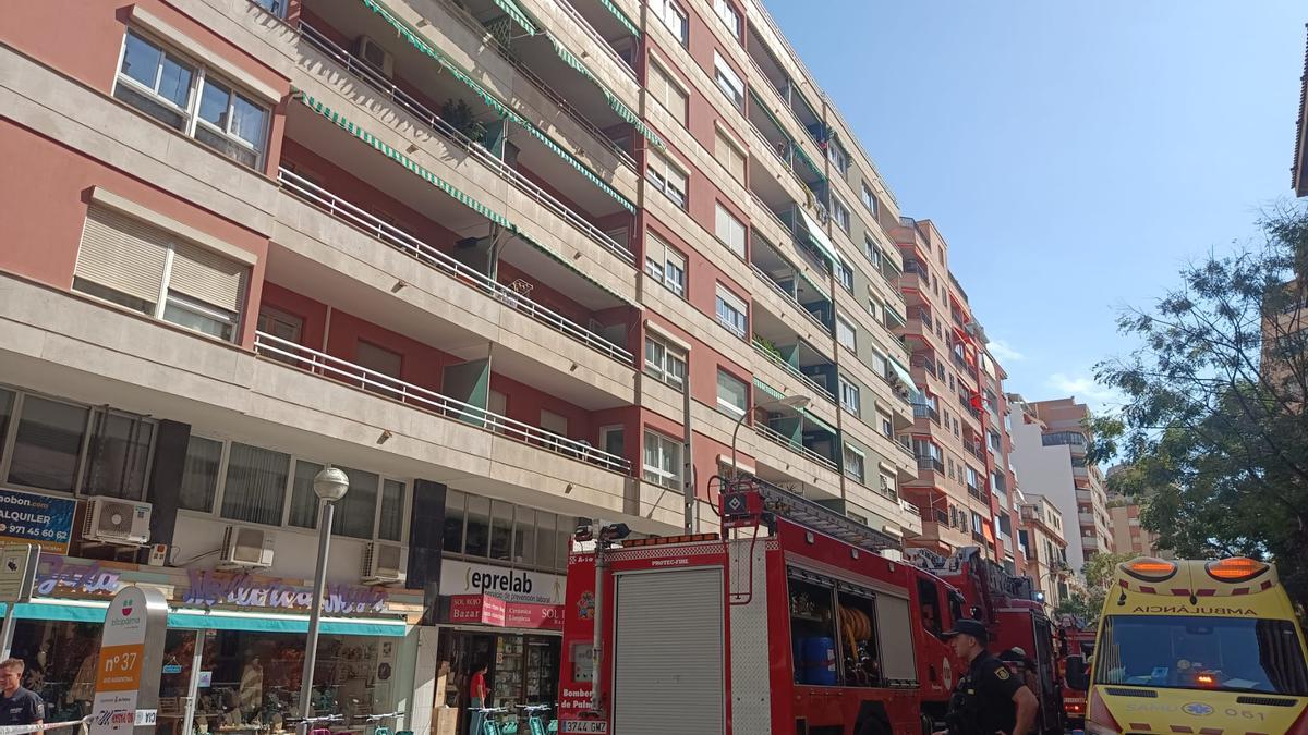 Un anciano fallece en el incendio de un piso en la avenida Argentina de Palma