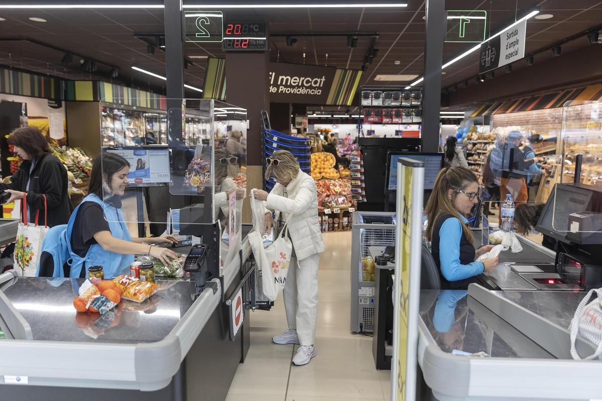 Dos trabajadoras en un supermercado de Barcelona