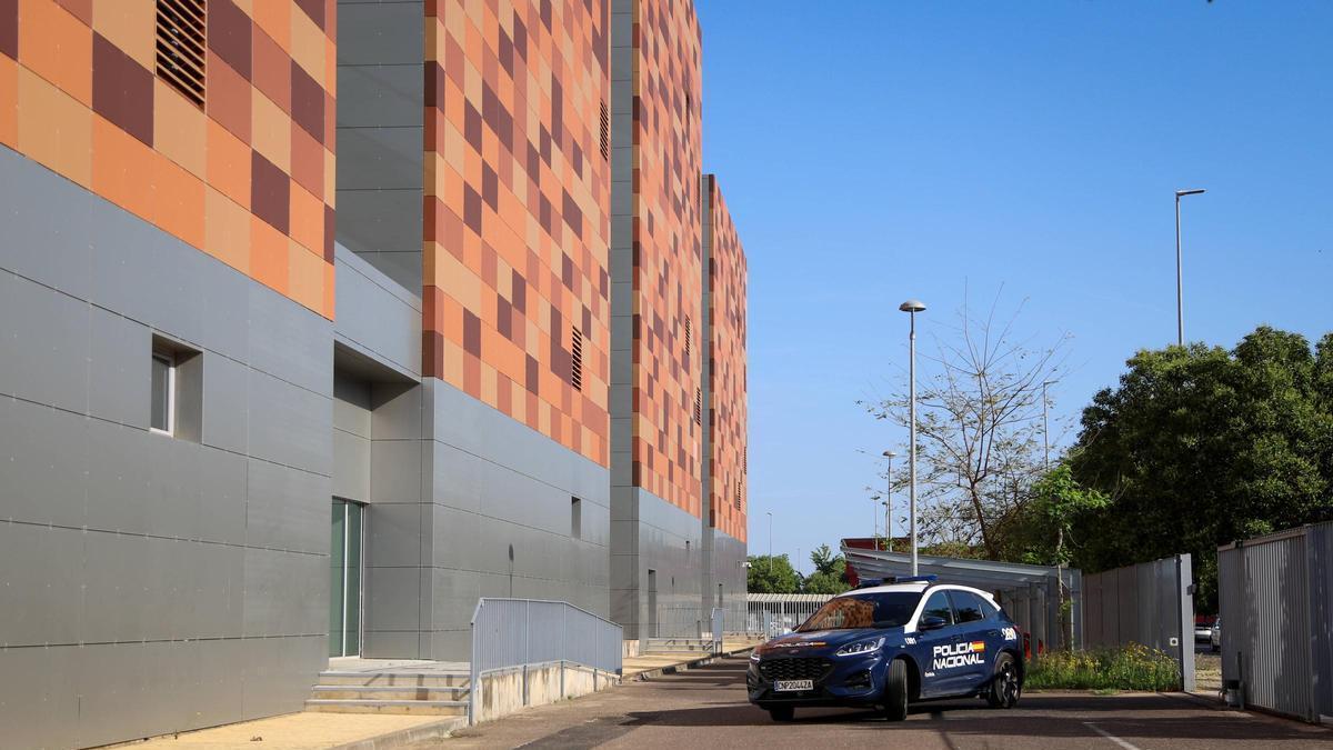 Un vehículo de la Policía Nacional accede a los juzgados de Ronda Norte, este domingo por la mañana, cuando los tres detenidos han pasado a disposición judicial.