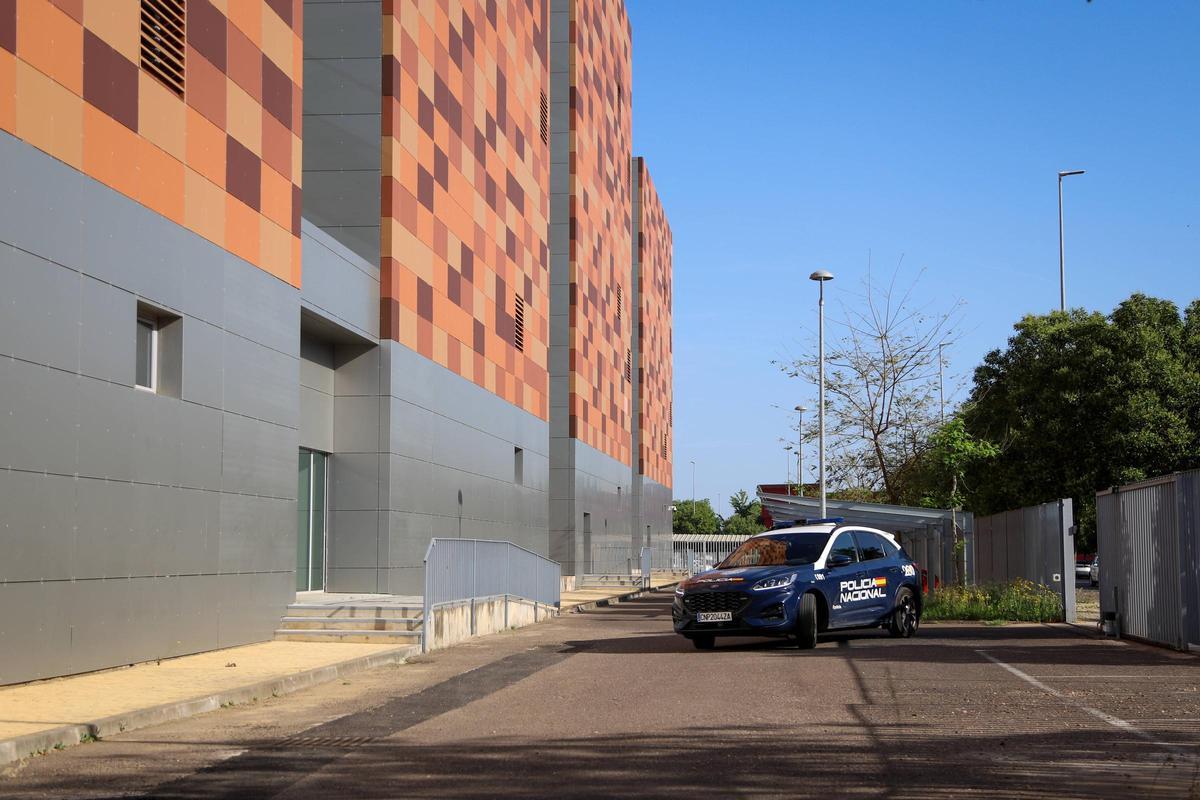 Un vehículo de la Policía Nacional accede a los juzgados de Ronda Norte, este domingo por la mañana, cuando los tres detenidos han pasado a disposición judicial.