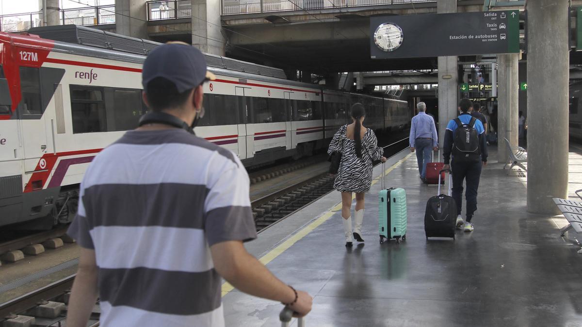 Viajeros en la Estación de Córdoba.