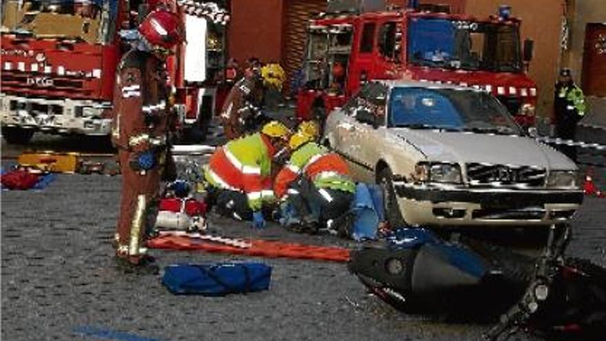 Atenent una motorista ferida en el simulacre d&#039;accident del Conductàlia a la plaça de Sant Pere, ahir