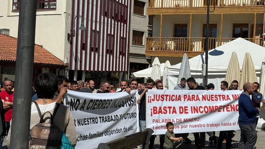 Cangas del Narcea, con los mineros de Vega de Rengos: así apoya el pueblo a la plantilla que dice no tener &quot;libertad&quot; para trabajar