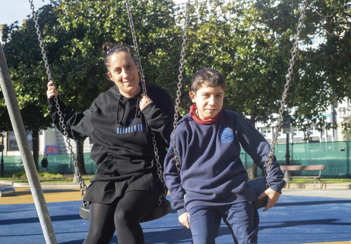 El pequeño Miguel, con su madre, Alexia Hermida, en los Jardines de Méndez Núñez, en A Coruña.