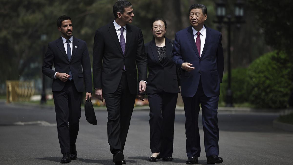 El presidente del Gobierno, Pedro Sánchez, y el presidente chino, Xi Jinping, durante su encuentro en Pekín el pasado viernes.