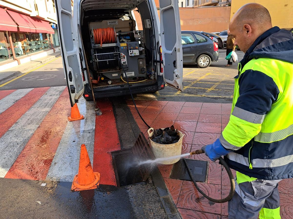 Neteja d'embornals a Palamós.
