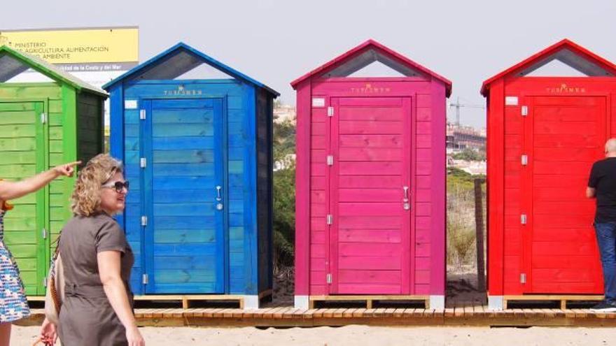 Las casetas instaladas en la playa de Arenales del Sol.