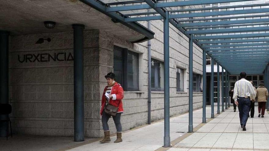 La entrada a urgencias en el centro de salud de San Roque, en Vilagarcía. // Noé Parga