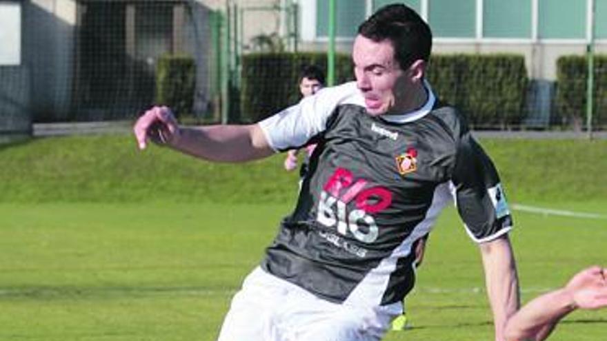 Un jugador del Athletic B corta el avance de Javi Camochu.