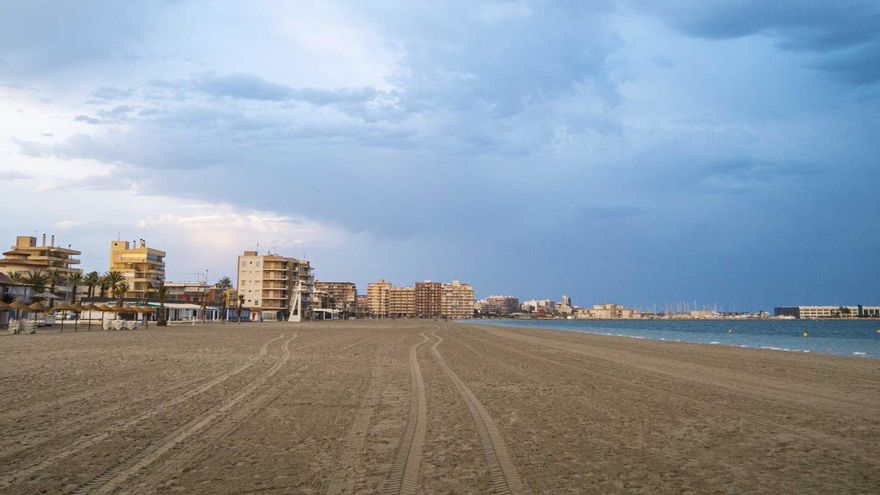 La Gran Playa de Santa Pola reabre tras tres días cerrada por contaminación