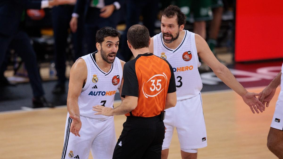 Sergio Llull y Facundo Campazzo protestan una decisión arbitral en la última Copa del Rey