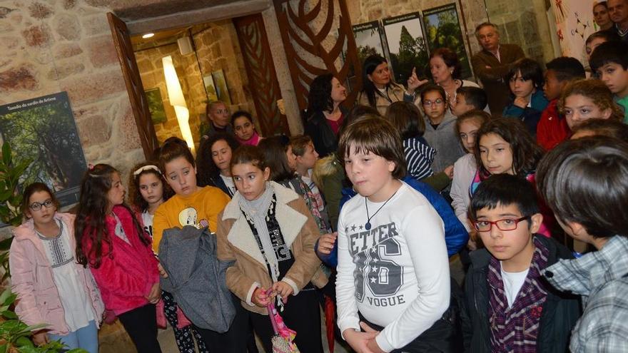 Inauguración de la exposición de sobre los árboles singulares, ayer, en Mos. / FdV