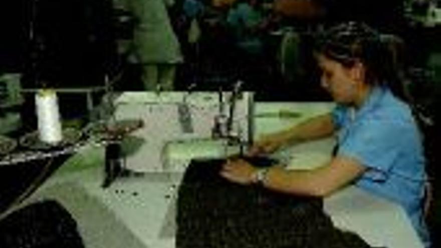 El Gobierno invita al textil a fabricar donde los costes sean más baratos