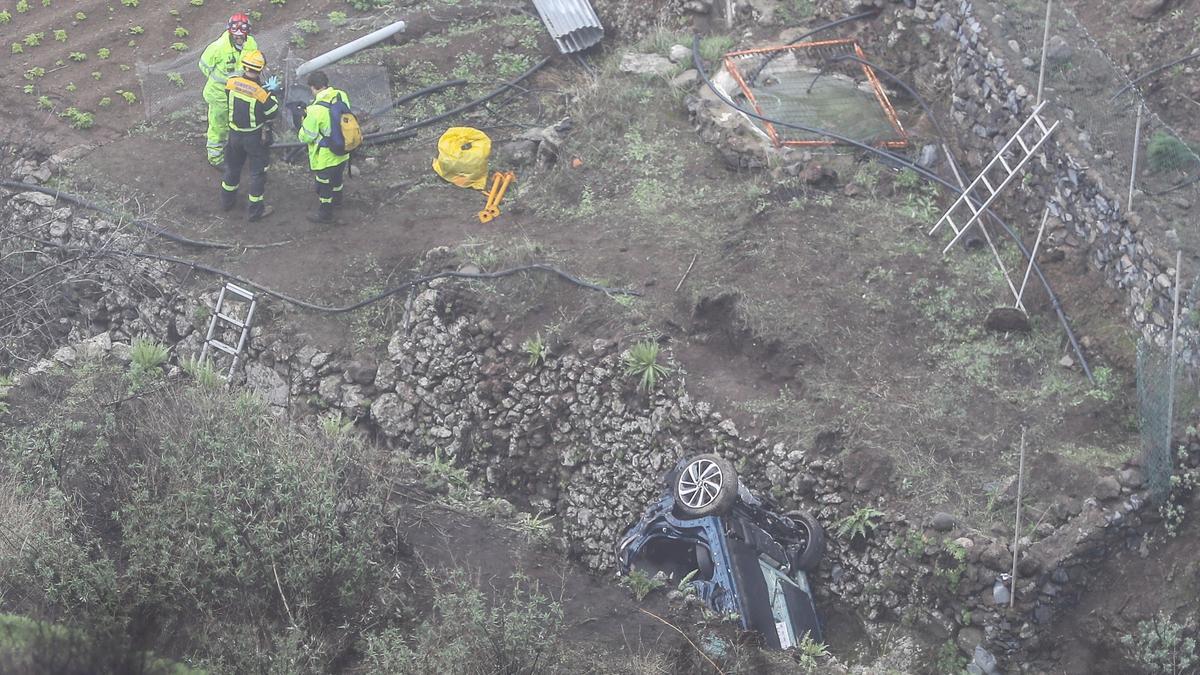 Rescatan los cuatro cadáveres de la familia despeñada en la carretera de Artenara