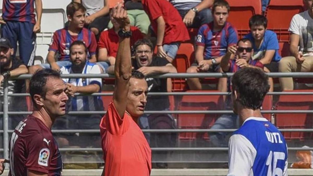 Sánchez Martínez expulsó a Elustondo por tocar el balón con la mano en el área