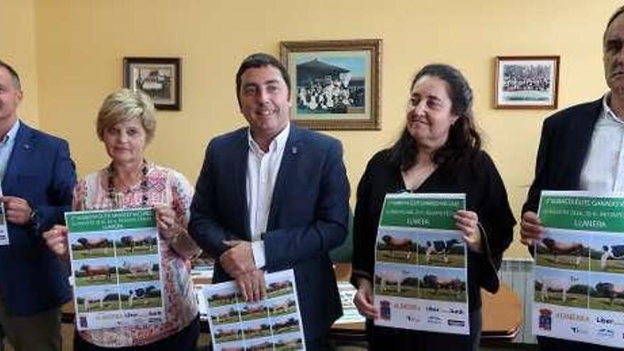 José Ignacio Álvarez, de Liberbank; María Isabel Méndez, alcaldesa de Las Regueras; Gerardo Sanz, alcalde de Llanera; Begoña Santos, de Alimerka, y Eliseo López, director técnico del concurso de ganado de Llanera.