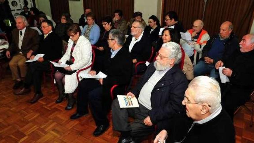 Una reciente reunión de la Mesa das Verbas, en el Liceo.  // Iñaki Abella