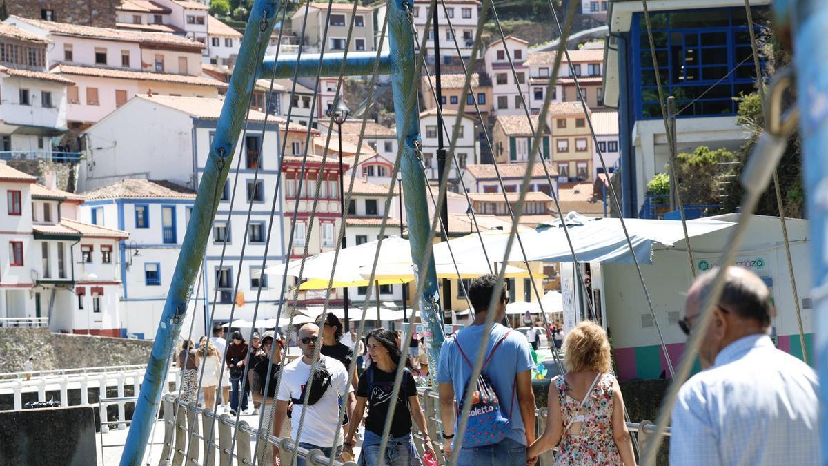 Turistas en Cudillero.