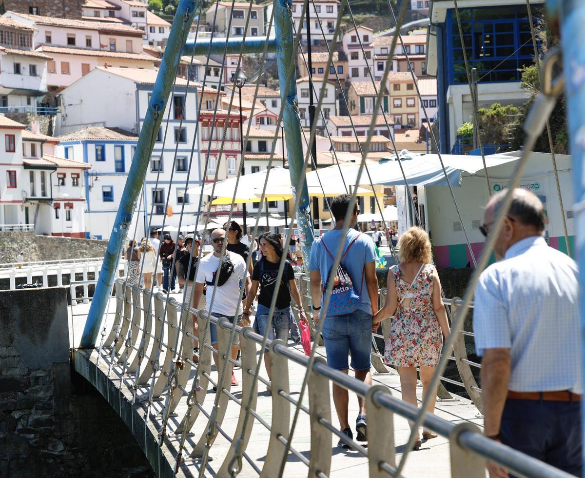 Turistas en Cudillero.