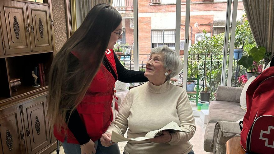 Cruz Roja atiende a mayores dentro del programa 'Vida'.