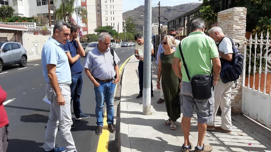 Juan Ramón Lazcano (i) con vecinos.