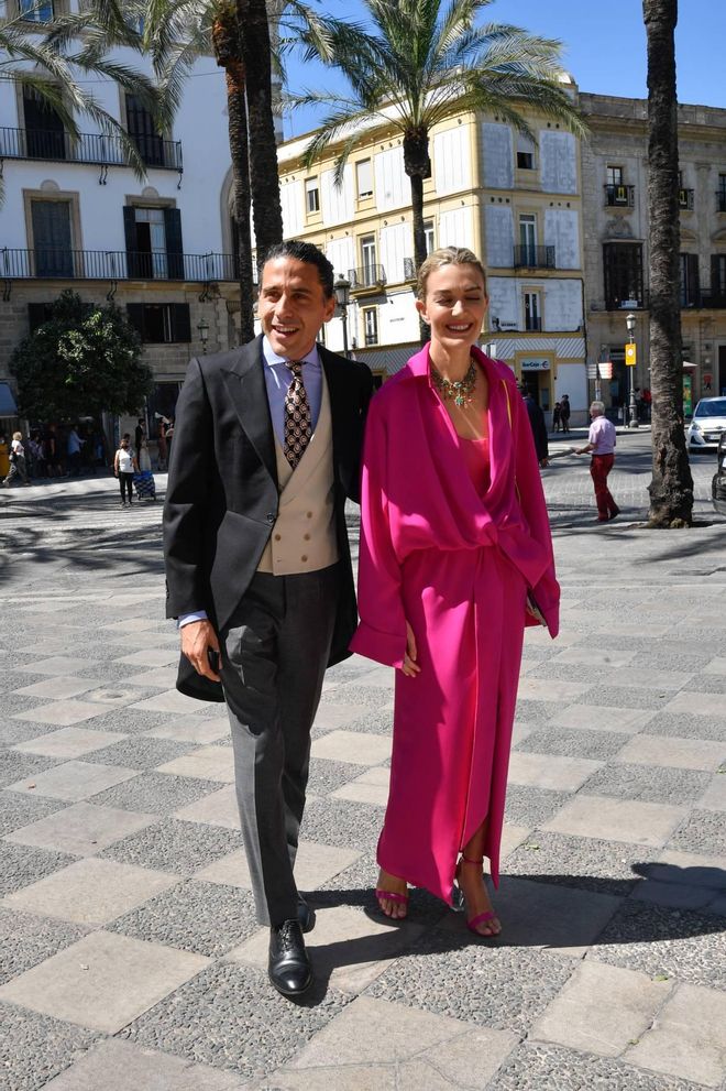 Marta Ortega, de boda con un look en fucsia, junto a su marido Carlos Torreta