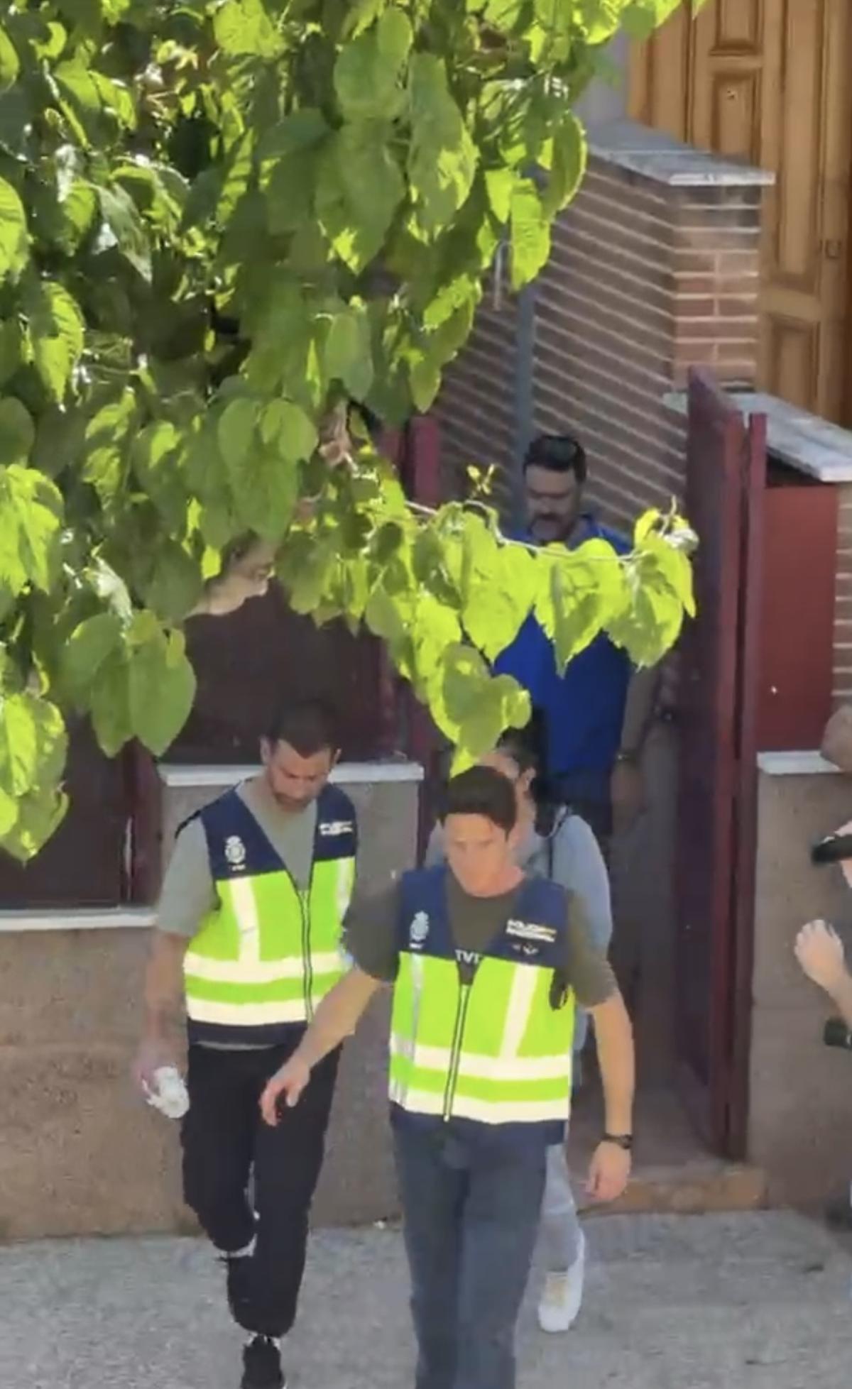 La Policía entra en una casa para llevar a cabo arrestos en el transcurso del operativo.