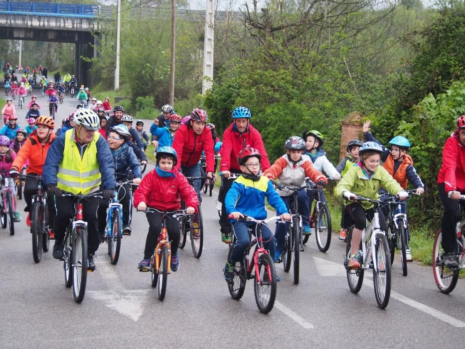 Los alumnos del Colegio Santa Bárbara de Lugones celebran el Día Mundial de la Bicicleta junto a Chechu Rubiera y Ángel García