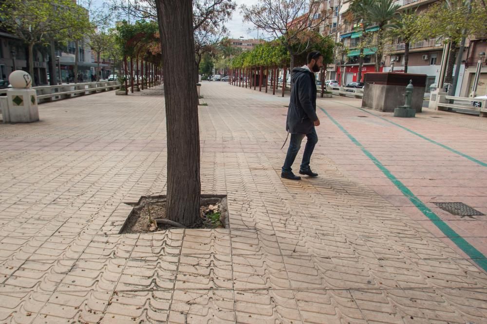 Vecinos de la avenida de la Libertad critican la falta de inversión en el mobiliario.