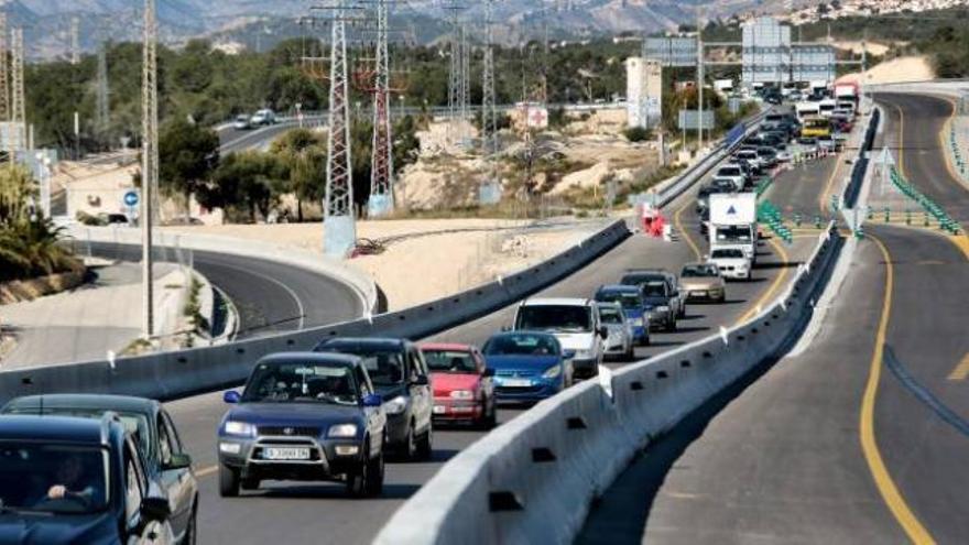 Aspecto que presentó durante buena parte de la jornada de ayer la N-332, metros antes del corte de la vía en sentido Valencia y el desvío del tráfico hacia el casco urbano.