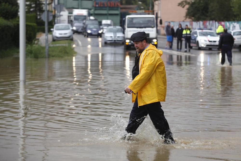 Carretera tallada per la pluja a Sant Julià de Ramis