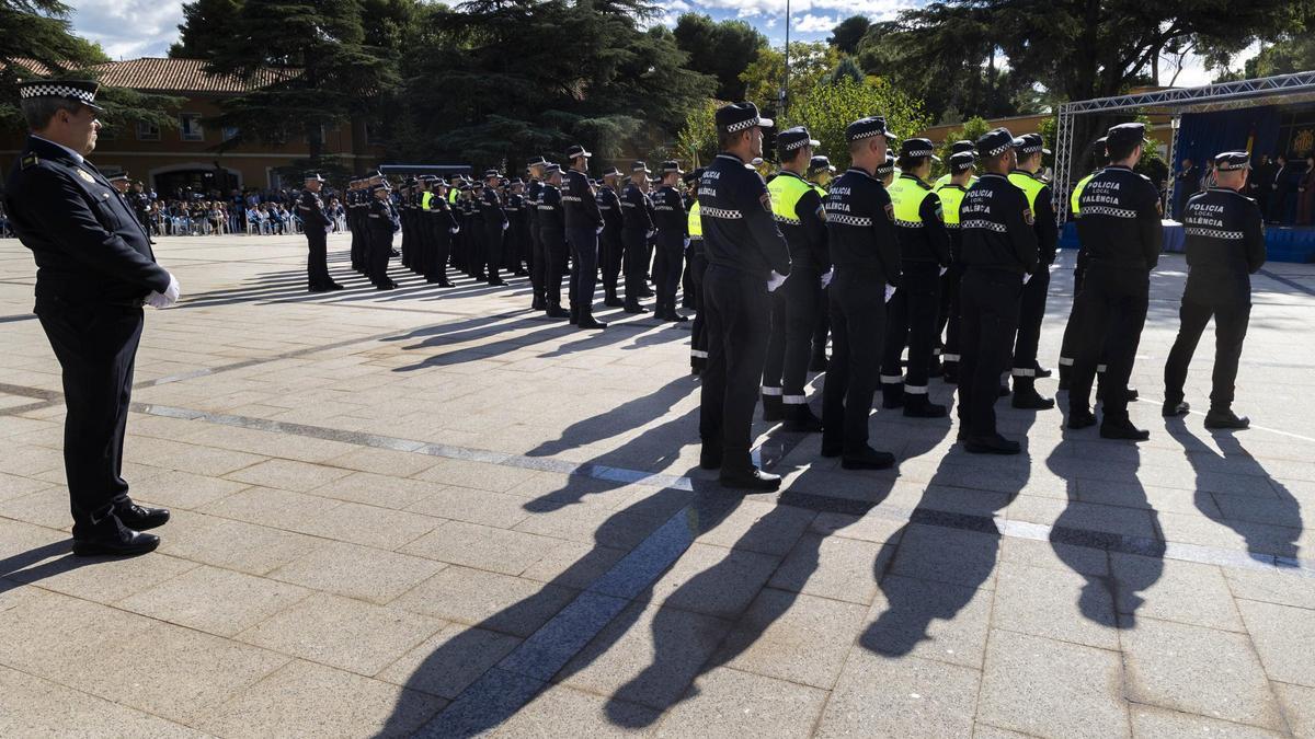 Oficiales y mandos forman el Día de la Policía Local en la sede central, en una foto de archivo.