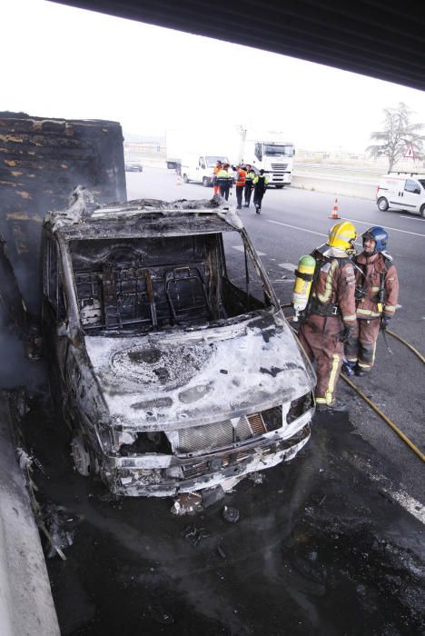 S''incendia un camió a l''AP7 a Salt i provoca cues a l''autopista